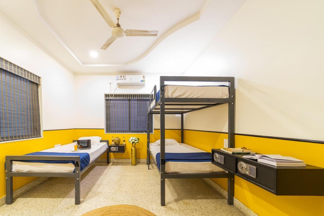 Single Bed in Mixed Dormitory Room